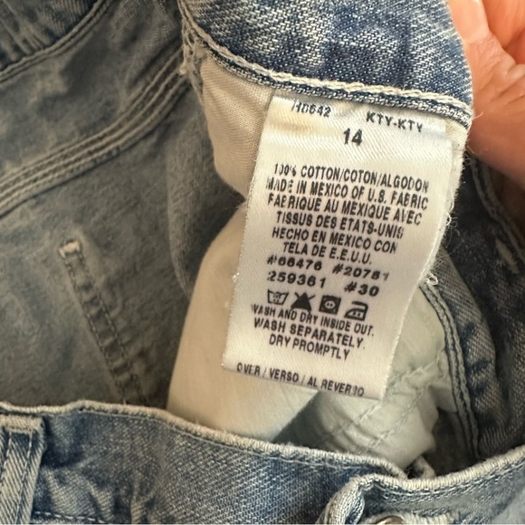 Tommy Hilfiger cargo style denim shorts. - Picture 5 of 5